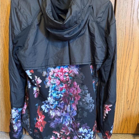 Lululemon Run: Get Up And Glow Jacket
Spring Has Sprung Multi / Black - Picture 2 of 6